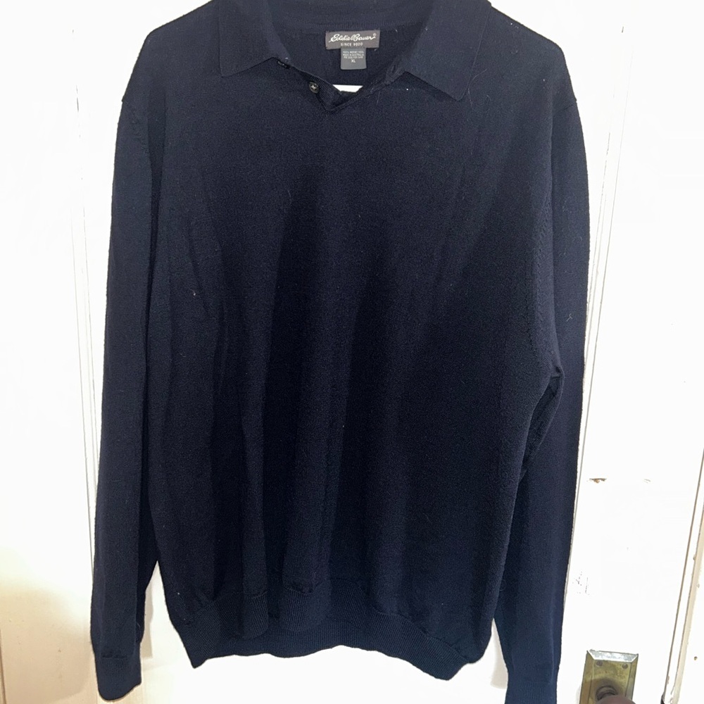 Eddie Bauer Men's V-Neck Sweater in Deep Navy 100% merino wool